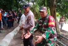 Sinergi, Polisi Bersama TNI dan Warga Bersihkan Sisa Material Banjir di Probolinggo