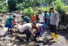 Kompak, Polisi dan TNI bersama Warga Pasang Bronjong Antisipasi Banjir Susulan di Situbondo