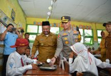 Kapolres Gresik dan Bupati Berbagi Makan Bergizi untuk Pelajar Sekolah Dasar