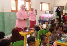 Sukseskan MBG, Ketua YKB Jatim Berbagi Makan Bergizi di TK Kemala Bhayangkari 78 Pamekasan