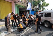 Respon Keluhan Masyarakat Saat Curhat Kamtibmas Polisi Kerja Bhakti Bersihkan Tumpukan Sampah di Jember