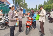 Operasi Keselamatan Semeru 2025 Polres Madiun Beri Helm dan Souvenir bagi Pengendara Tertib