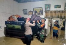 Sinergitas Polisi dan TNI Evakuasi Warga Terdampak Banjir di Kota Mojokerto