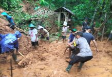 Kompak, Polisi bersama TNI dan BPBD Tangani Longsor yang Menimpa Rumah Warga
