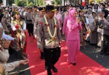 Selamat Datang Kapolda Jatim yang Baru Irjen Pol Nanang Avianto Disambut Tradisi Pedang Pora dan Kesenian Reok