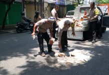 Cegah Laka Lantas, Polisi Tambal Jalan Berlubang di Pasuruan yang Tak Kunjung Diperbaiki