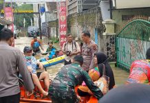 TNI-Polri Bantu Evakuasi Korban Banjir 1,5 Meter yang Mau Cuci Darah