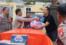 Polri-TNI Bagikan Makanan ke Warga Terdampak Banjir di Sawangan, Depok