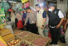 Tim Satgas Pangan Polda Jatim Sidak Pasar Wonokromo,Temukan Kecurangan Volume Minyak Goreng