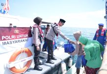 Pimpin Patroli Laut, Kapolres Situbondo Berbagi Bansos Ramadhan untuk Nelayan