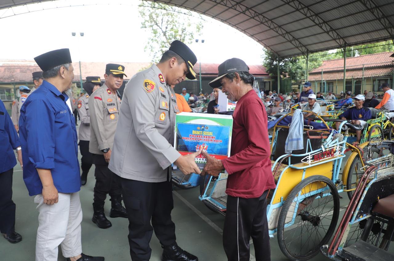 Dalam rangka memperingati Hari Pers Nasional (HPN) 2025, Polres Kediri bersama PWI Kediri Raya menggelar bakti sosial