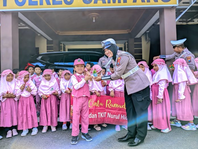 Anggota Satlantas Polres Sampang Saat Bersama Anak Anak TK Islam Terpadu Nurul Hidayah.