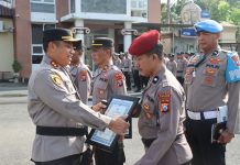 Kapolres Pamekasan Berikan Penghargaan Kepada 29 Personel Polri, Atas Dedikasi Mengungkap Kasus Narkotika Kapolres Pamekasan AKBP Hendra Eko Triyulianto, saat memberikan penghargaan kepada Kanit Reskrim Polsek Tlanakan Aipda Supianto.
