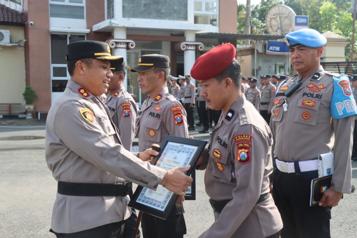 Kapolres Pamekasan AKBP Hendra Eko Triyulianto, saat memberikan penghargaan kepada Kanit Reskrim Polsek Tlanakan Aipda Supianto.