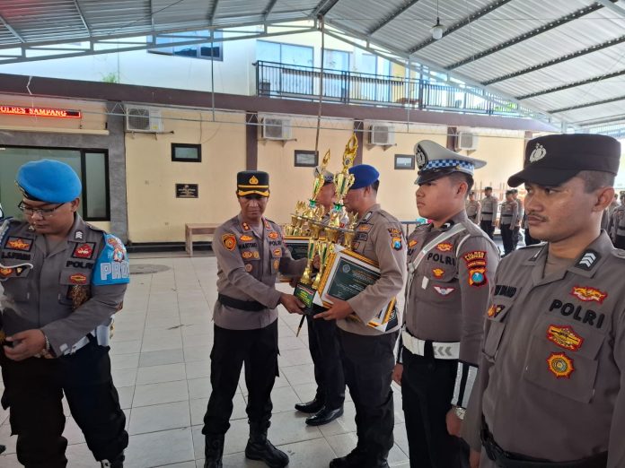 Kapolres Sampang saat memberikan penghargaan kepada 18 anggota.