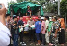 Ngabuburit, Polres Probolinggo Kota Berbagi Baksos Untuk Warga Kurang Mampu