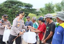 Ramadhan Berkah, Kapolres Kediri Kota Beri Bantuan Warga di TPA Sampah Pojok
