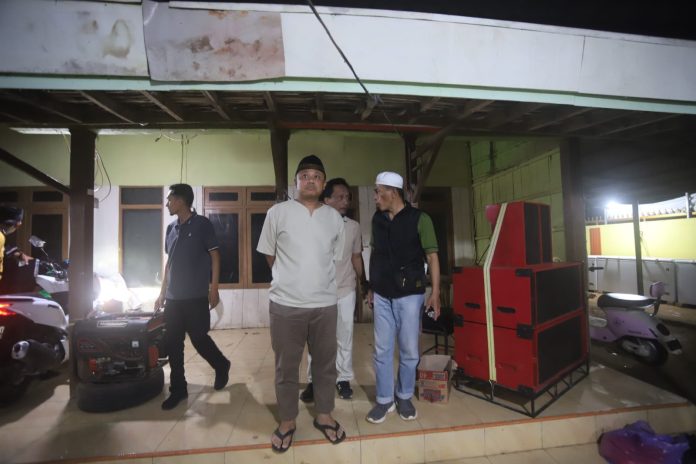 Kapolres Pamekasan AKBP Hendra Eko Triyulianto bersama anggota Polisi Saat berada di Rumah Terduga Bandar inisial MFD.