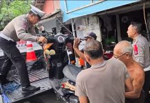 Bantu Pemudik, Polisi Angkut Motor Mogok di Jalan Raya Probolinggo