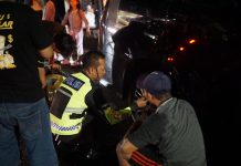 Sigap Polantas Polres Tuban Bantu Pemudik yang Alami Pecah Ban Tuai Pujian