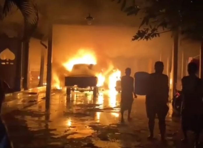 Keterangan Foto: Kejadian terbakarnya 4 unit kendaraan di rumah inisial S. (Senin 7 April 2025).