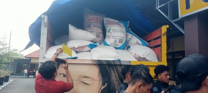 Keterangan foto: mobil dan barang bukti pupuk bersubsidi saat berada di halaman mapolres sampang.