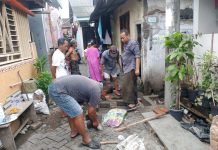 Gorong-Gorong Rusak, Warga Sidotopo Sekolahan Secara Swadaya Bergotong Royong Membangun Tutup Cor Gorong-Gorong