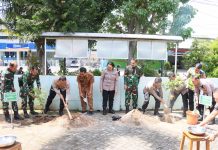 Jaga Kelestarian Lingkungan, Kapolres Kediri Kota dan Dandim 0809 Kediri Tanam Pohon di Hari Bumi