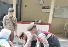 Polres Kediri Kawal Keberangkatan Jamaah Haji Kloter Pertama Tahun 2025