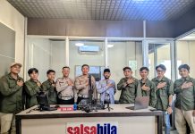 Kasat Lantas Polres Sampang AKP Sigit Ekan Sahudi, Berikan Himbauan Tertib Berlalu Lintas Melalui Radio Salsabila FM