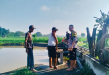 Bhabinkamtibmas Jogomerto Buka Saluran Dam, Dukung Ketahanan Pangan Nasional