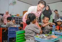 Wujudkan Asta Cita, Polres Ngawi Berbagi Makanan Bergizi dan Susu di Taman Kanak – kanak