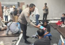 Polresta Banyuwangi dan ASDP Beri Puluhan Selimut dan Matras di Posko Ketapang untuk Keluarga Korban KMP Tunu Pratama