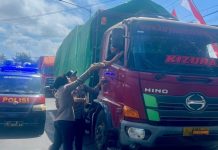 Kepedulian Polresta Banyuwangi Berbagi Nasi Kotak kepada Sopir yang Antre di Jalur Ketapang