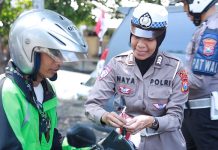 Polres Gresik Bagikan Bendera dan Pin Merah Putih di Jalan Tanamkan Semangat Kemerdekaanp