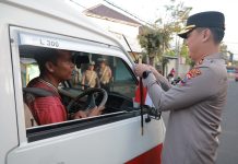 Tebar Semangat Merah Putih Kapolres Jember Turun Jalan Berbagi Bendera dan Cokelat Bagi Pengendara