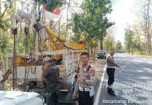Sigap dan Humanis, Satlantas Polres Situbondo Bantu Warga yang Mobilnya Mogok di Jalur Alas