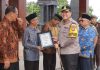 Kapolres Blitar Beri Penghargaan Pos Kamling Berprestasi Guna Mewujudkan Kamtibmas yang Kondusif