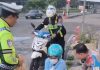 Kasat PJR Ditlantas Polda Jatim AKBP Hendrix Bantu Korban Laka di Bundaran Waru Surabaya