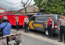 Polres Situbondo Bersama Damkar Jinakkan Kebakaran di Toko Afif Mubarok Olean
