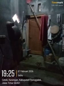 Pintu belakang rumah