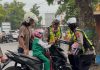 Satlantas Polres Ponorogo Edukasi Keselamatan Berlalu Lintas, Bagikan Helm, Cokelat, dan Bunga untuk Pengendara Tertib