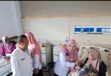 RSUD dr. Iskak Tulungagung Peringati Hari Kanker Sedunia Dengan Membagikan Bingkisan dan Bunga Untuk Pasien
