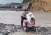 Aksi Heroik Polisi di Lumajang Gendong Siswa SD Seberangi Lahar Dingin Semeru
