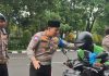 Kasat PJR Ditlantas Polda Jatim Pimpin Aksi Bagi Takjil di Depan Mapolda Jatim