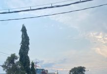 MAKI Jatim Tetap Berbagi Takjil di Tengah Hujan dan Banjir pada Hari ke-26 Ramadhan