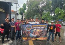 Media Panjinusantara Bagikan 500 Paket Takjil di Dupak Surabaya, Warga Antusias Jelang Berbuka