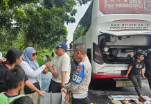 Respons Cepat PJR Jatim 2 Ditlantas Polda Jatim Tangani Bus Mogok di Tol