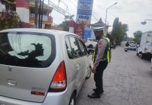 Ramadan Tetap Humanis, Satlantas Polres Blitar Kota Bagikan Helm Gratis dan Edukasi Tertib Lalu Lintas di Talun