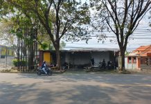 Akses Lahan Terganggu, Warga Mojokerto Protes Bangunan Cuci Kendaraan di Trotoar